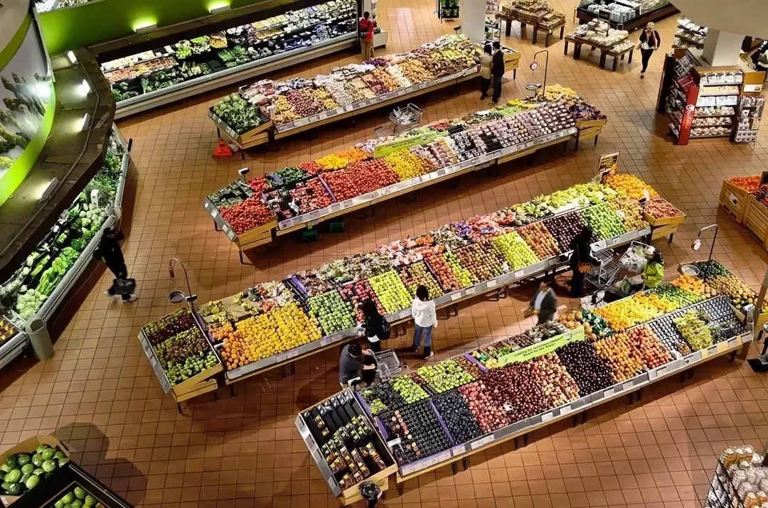 Au rayon fruits et légumes d'un supermarché.